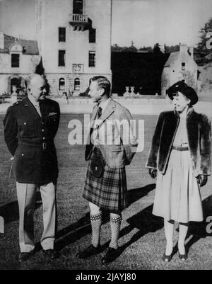 Eisenhowers sont les invités du roi et de la reine à Balmoral: Le roi, portant le kilt, avec le général Eisenhower et Mme Eisenhower dans le domaine du château de Balmoral. Le général Dwight Eisenhower, son épouse et leur fils, le capitaine John Eisenhower, étaient des invités de week-end du roi George et de la reine Elizabeth au château de Balmoral, en Écosse. Le capitaine Eisenhower s'est associé à la princesse Elizabeth et à la princesse Margaret lors d'une danse dans la salle de bal. 08 octobre 1946. Banque D'Images