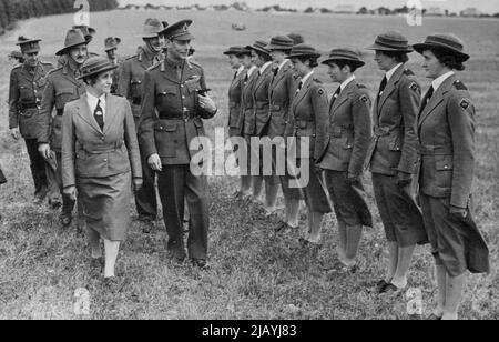 H.M. le Roi visite les troupes australiennes dans le sud de l'Angleterre - le Roi inspectant les infirmières volontaires australiennes. 28 août 1940. Banque D'Images