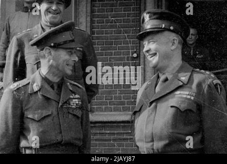 Le roi avec le général Eisenhower au front: H.M. le roi avec le général Dwight Eisenhower, lors de la récente visite du front de sa Majesté en Belgique et en Hollande. 12 mars 1945. (Photo du journal britannique Pool photo). Banque D'Images