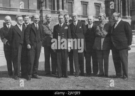 Le Roi et le Cabinet et chef de service: Le Roi a photographié aujourd'hui dans les jardins du Palais de Buckingham avec le Cabinet et le chef de cabinet des trois services. De gauche à droite : sir Andrew Cunningham, M. Morrison, sir E. Bridges (secrétaire du Cabinet de guerre); M. Attlee, sir Hastings Ismay (chef de cabinet du ministre de la clôture), le roi, sir Charles Portal, M. A. Greenwood, M. Alexander, Sir Alan Brooke et M. Bevin. 15 août 1945. (Photo de Tropical Press). Banque D'Images