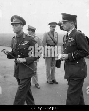 Le roi revient en Grande-Bretagne après sa campagne en Afrique du Nord -- H.M. le roi est revenu à la maison par avion le matin de 25 juin, après sa tournée en Afrique du Nord. H.M. le Roi, accompagné de Sir Charles Portal, s'éloigne de l'avion dans lequel il est retourné. 18 septembre 1943. Banque D'Images