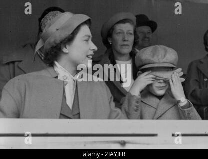 La famille royale assiste aux épreuves européennes de chevaux au Grand Parc de Windsor : un incident amusant alors que le Prince Charles place ses gants sur ses yeux, tandis que H.M. la Reine est en conversation avec H.M. la Reine mère. H.M. la Reine, le duc d'Édimbourg, la princesse Margaret et d'autres membres de la famille royale, sont parmi les spectateurs qui regardent les épreuves de chevaux européennes, dans lesquelles dix nations participent à ces épreuves, qui ont commencé aujourd'hui dans le Grand Parc de Windsor, se poursuivront jusqu'à samedi. 17 mai 1955. (Photo de Fox photos). Banque D'Images