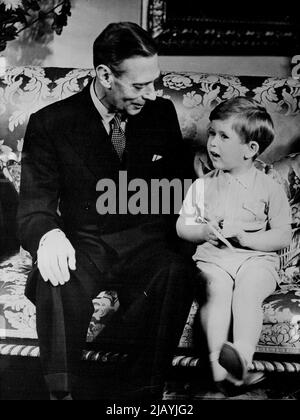 Première photo du roi en célébrait le prince Charles troisième anniversaire -- le roi avec son petit-fils le prince Charles, à Buckingham Palace, Londres, aujourd'hui 14 novembre. Le prince a célébré aujourd'hui son troisième anniversaire avec une fête de thé au Palais. C'est la première photo du roi depuis son grave récent à moins. 19 juillet 1953. (Photo par photo de presse associée). Banque D'Images