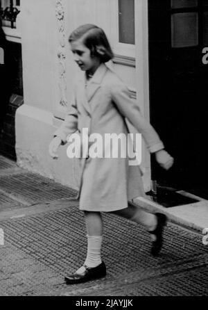 La princesse va nager tandis que le roi et la reine sont à Paris -- la princesse Margaret Rose quitte le club de bain après sa baignade. Pendant que leurs parents étaient en train d'être mis à Paris, la princesse Elizabeth et la princesse Margaret Rose, fille du roi et de la reine, ont profité d'une baignade tranquille à la piscine du Bath Club à Berkeley Street, Londres. Pendant son absence en France, la Reine reste en contact avec les Princesses par téléphone. 20 juillet 1938. Banque D'Images