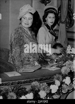 La Reine et la princesse Margaret assistent au concours de Londres la reine Elizabeth et la princesse Margaret dans la Royal Box pendant la pièce à Chelsea aujourd'hui. Décembre 10. Sa Majesté la Reine et la princesse Margaret se sont rendus au Chelsea Palace Theatre, Londres, aujourd'hui, 10 décembre, pour voir l'exposition de la nativité mise en scène par la paroisse de St. Mary Graham Terrace, Chelsea. 23 décembre 1947. (Photo par photo de presse associée). Banque D'Images