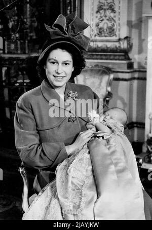 Bébé prince baptisé au Palais de Buckingham : Une photo heureuse de la princesse Elizabeth et de son fils bébé le prince Charles pris au Palais de Buckingham après la cérémonie de baptême aujourd'hui. Le prince Charles, comme le fils de la princesse Elizabeth sera connu de la nation, a été baptisé Charles Philip Arthur George lors d'une cérémonie à Buckingham Palace, Londres cet après-midi (mercredi) lorsque le Dr Fisher, archevêque de Canterbury a officié les sponsors du prince Charles : Le roi, la reine Mary, la princesse Margaret, le roi Haakon de Norvège, le prince George de Grèce, la marchionne Dowager de Milford Haven, Lady Brabourne Banque D'Images