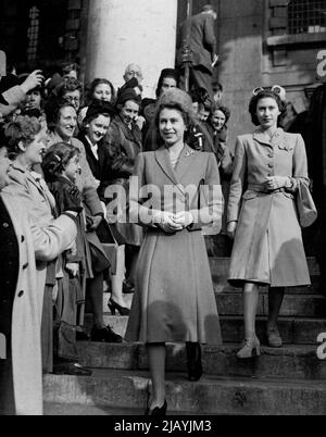 Marié à St. Martin -- la princesse Elizabeth et la princesse Margaret photographiés alors qu'ils quittèrent St. Martin's-in-the-Fields aux acclamations des spectateurs après le mariage (mardi). St, Martin's-in-the-Fields était cet après-midi (mardi) le lieu du mariage du capitaine David Alan Bethell, MC, Scots Guards, fils de feu l'honorable Richard Bethell et de l'honorable Mme Bethell, de 6 ans, fille de Hyde de l'honorable Robert et Lady Serena James, de Richmond Yworks. Le marié est un aide-de-camp pour H.R.H. le duc de Gloucester. Invités distingués au mariage et à la rece qui s'ensuivit Banque D'Images