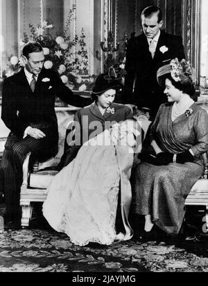 Bébé royal baptisé au Palais de Buckingham : première photo de la princesse Elizabeth avec son. La première photo du bébé prince Charles - et du roi depuis sa maladie - prise au Palais de Buckingham. Le roi est vu assis à gauche avec le duc d'Édimbourg (debout) la princesse Elizabeth (tenant le bébé prince Charles) et la reine Elizabeth. Tous admirent le jeune prince. Le prince Charles, petit fils de la princesse Elizabeth et du duc d'Édimbourg, a été baptisé au palais de Buckingham, l'archevêque de Canterbury, le Dr Geoffrey Fisher, en qualité d'officier. Le bébé a été nommé Charles Philip Arthur George an Banque D'Images