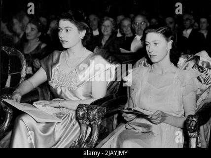 Princesses Voir les élèves exécutent 'Iolanthe' -- la princesse Elizabeth (à gauche) et la princesse Margaret comme ils regardaient la performance. La princesse Elizabeth et la princesse Margaret, filles du roi George et de la reine Elizabeth, ont assisté à une représentation de l'opéra léger Gilbert et Sullivan « Iolanthe » donné par des élèves de la Guildhall School of Music and Drama, Londres. 28 novembre 1946. Banque D'Images