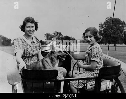 Princesse dans leur maison de guerre -- la princesse Elizabeth et la princesse Margaret Rose séjournent dans une résidence de campagne pendant la guerre. Leur plus grand plaisir est les visites occasionnelles du Roi et de la Reine. Compte tenu de la nécessité d'économiser de l'essence, leur pénycart royal de Altesses a ***** mis en service. 10 septembre 1940. (Photo de London News Agency photos Ltd.). Banque D'Images