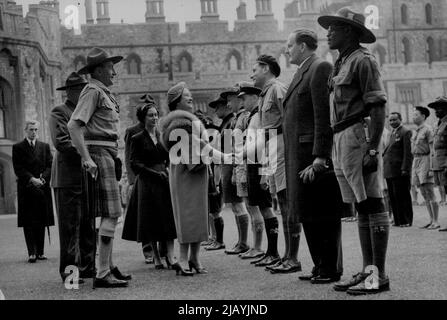 La Reine mère rencontre les Scouts d'outre-mer. La reine Elizabeth la reine mère avec la princesse Margaret est présentée aux représentants d'outre-mer pendant le défilé. Scouts de nombreuses régions du Commonwealth et du Gt. La Grande-Bretagne a assisté au National Scouts Service annuel de la Chapelle Saint-George, au château de Windsor. Les détachements ont ensuite défilé devant H.M. la Reine mère dans le Quadrangle. 26 avril 1954. (Photo de Sport & General Press Agency Limited). Banque D'Images