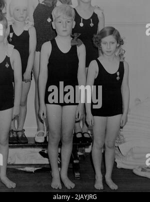 Royalty au Bath Club -- la princesse Margaret a photographié au Bath Club de jour en jour avec d'autres concurrents dans le cadre de la coupe du défi des enfants (ouverte à moins de 9 ans). Sa Majesté la Reine a été une spectateur aux compétitions annuelles de natation pour femmes et enfants au Bath Club (Londres) pour voir la princesse Elizabeth et la princesse Margaret concourir respectivement au Children's Challenge Shield Competition et au Children's Challenge Cap. 28 juin 1939. (Photo de Totopique Press). Banque D'Images