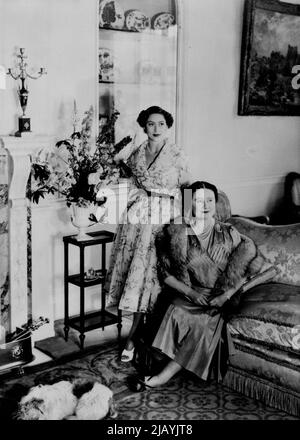 Portrait d'anniversaire de la princesse Margaret - ce portrait de la princesse Margaret et de sa mère, la reine Elizabeth la mère de la reine, a été fait dans la salle du matin à Clarence House, Londres, en particulier pour l'anniversaire de la princesse de 21 août en 24th. La princesse Margaret porte une robe de chatterend blanc d'organza avec des fleurs de couleur violette. La Reine mère porte une robe de soie bleu-gris, avec une fourrure de renard gris. PET Sealyham Puppy, « Pippin. » Le photographe était Cecil Beaton. La princesse Margaret, sœur de la reine Elizabeth, vit à la maison Clarence avec la reine mère. Clarence House est près de Buckingham P. Banque D'Images