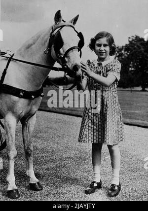 Princesse dans leur maison de guerre - la princesse Margaret Rose. La princesse Elizabeth et la princesse Margaret Rose séjournent dans une résidence de campagne pendant la guerre. Leur plus grand plaisir est les visites occasionnelles du Roi et de la Reine. En vue de la ***** Pour économiser de l'essence, leur chariot de ponycart des Altesses Royales a de nouveau été mis en service. 10 septembre 1940. (Photo de London News Agency Ltd.). Banque D'Images