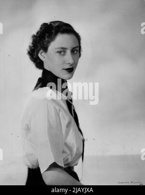 Un nouveau portrait de HRH la princesse Margaret, portant l'uniforme du garde-mer. 6 septembre 1950. (Photo de Dorothy Wilding). Banque D'Images