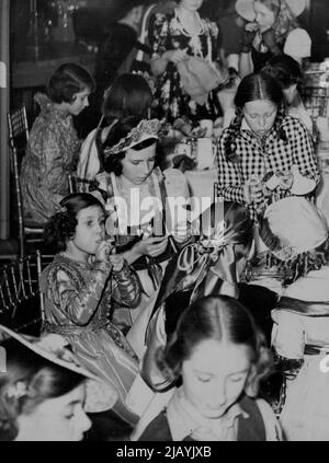 La princesse Margaret souffle un 'Squeaker' assiste à la fête de la robe de fantaisie avec soeur - la princesse Margaret Rose souffle un 'Squeaker' à la fête. Le fond (à gauche) est la princesse Elizabeth. La princesse Elizabeth et la princesse Margaret Rose ont assisté à une fête d'enfants à la maison de la Viscountesse Astor, sur la place Saint-James, à Londres. Les deux princes étaient des costumes historiques de la période Elizabeth an. Ils se sont mélangés librement avec les 70 autres jeunes invités, qui comprenaient les enfants de l'ambassadeur américain, gonfler des ballons, se sont joints aux jeux et se sont amusés énormément. 07 mars 1939. Banque D'Images