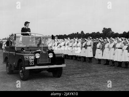 Le commandant de la princesse inspecte ses cadets -- la princesse Margaret, portant son uniforme de brigade d'Ambulance Saint-Jean, roule en jeep alors qu'elle inspecte 3 000 cadets lors d'un rassemblement tenu sur le cours de course Woreaster. La princesse est commandante en chef de la Brigade de l'Ambulance Saint-Jean, et les cadets qui ont assisté au rassemblement étaient venus de toutes les parties du monde. 26 juillet 1952. (Photo de Plant News Ltd.). Banque D'Images