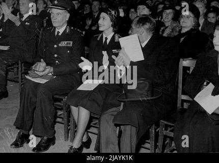 Princess voit des compétitions d'ambulance de St. John -- La princesse Margaret, portant l'uniforme du commandant en chef des cadets de l'Ambulance et des soins infirmiers de St.John, applaudit une des équipes de cadets puis ils ont concouru pour les trophées il les finales des compétitions nationales de premiers soins et de soins infirmiers à domicile au Central Hall, Westminster ici. Quarante-trois équipes de vingt-deux comtés anglais, le pays de Galles et l'Irlande du Nord, se sont affrontées pour les boucliers de défi, coupes et divers prix qui ont été présentés par la Princesse. À gauche, le général Lieut Sir Henry Pownall, commissaire en chef de la force. 6 novembre Banque D'Images