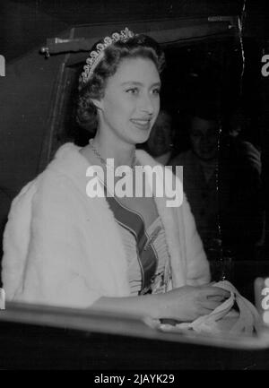 Au départ du Palais - la princesse Margaret conduit de Clarence House à Buckingham Palace pour dîner avec la Reine, le duc d'Édimbourg, le président lopes du Portugal et Madame Lopes, ce soir 27 octobre. 27 octobre 1955. (Photo par photo de presse associée). Banque D'Images