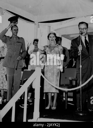 La princesse dit son dernier Au revoir -- Une belle princesse Margaret gaious reconnaît un «hip hip hooray» de 20 000 lors d'un énorme rassemblement d'enfants de l'école de Nassau à la fin de son tour coloré des Caraïbes. Se joindre à Cheers, dirigé par A.R., président du conseil scolaire Braynen (à droite), est le comte de Ranfurly (à gauche) gouverneur des Bahamas. 03 mars 1955. (Photo par Express). Banque D'Images