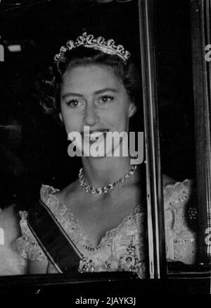 Banquet d'État pour le Roi et la Reine de Suède - la Reine a tenu ce soir un banquet d'État au Palais de Buckingham en l'honneur du Roi Gustav et de la Reine Louise de Suède qui sont arrivés à Londres pour une visite d'État de quatre jours. Cette photo, prise de nuit à l'extérieur de Buckingham Palace, montre la princesse Margaret arrivant de Clarence House pour le banquet. La princesse Margaret a un sourire heureux lorsqu'elle arrive au banquet d'État de Buckingham Palace, donné en l'honneur du roi Gustaf et de la reine Louise de Suède. Le couple royal suédois faisait une visite d'État de quatre jours. 28 juin 1954. (Photo par Daily Mai Banque D'Images