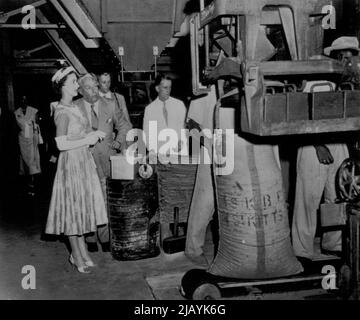 Princess Tours Sugar Factory -- la princesse Margaret regarde l'ensachage de sucre pendant une visite de la fabrique de sucre de Saint-Kitts (Basseterre). 16 février. La visite de l'usine a suivi son arrivée à Saint-Kitts lors de sa visite actuelle des Antilles britanniques. 18 février 1955. (Photo par AP Wirephoto). Banque D'Images