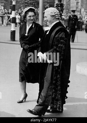 Le Gloucester en Irlande du Nord -- la duchesse, qui a reçu la liberté de la ville de Belfast, a photographié son arrivée à l'hôtel de ville avec le greffier, M. John Dunlop. Le duc et la duchesse de Gloucester ont passé la semaine dernière une visite de cinq jours en Irlande du Nord, au cours de laquelle ils ont officié dans de nombreuses fonctions, y compris l'investiture de membres de l'ordre vénérable de l'hôpital Saint-Jean de Jérusalem dont le duc est grand avant. 27 mai 1952. (Photo de Fox photos) Banque D'Images