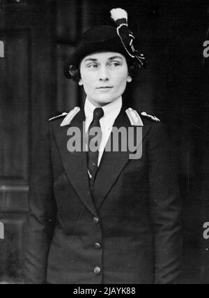 La Duchesse de Gloucester présente les Prix de l'Ambulance Saint-Jean -- Un portrait de la Duchesse de Gloucester dans l'uniforme de la Brigade de l'Ambulance Saint-Jean. La duchesse de Gloucester, prenant la place de la Reine comme colonel en chef de la Brigade de l'Ambulance Saint-Jean et portant pour la première fois l'uniforme, a présenté cet après-midi des prix dans les compétitions de la brigade de l'Ambulance Saint-Jean au Great Central Hotel, Londres. 09 avril 1937. (Photo du Bureau de presse de Kosmos (Aust.)) Banque D'Images