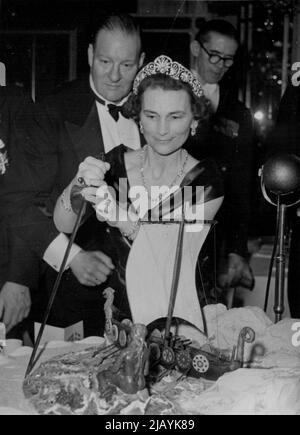 Dîner danois Anglo à Dorchester - la duchesse de Gloucester coupant le gâteau d'anniversaire. 21 avril 1950. (Photo par photo de contrat de courrier quotidien) Banque D'Images