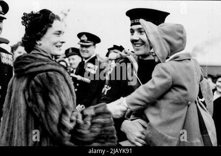 La duchesse de Gloucester accueille Home H.M.S. 'Kenya' -- la duchesse de Gloucester a le sourire avec la petite Sandra Styles, qui était là avec sa mère pour accueillir la maison Stoker Mechanic Frank Styles, à bord de H.M.S. « Kenya ». H.R.H. la duchesse de Gloucester a visité Portsmouth et a accueilli à la maison les officiers et les hommes de H.M.S. Kenya ». Le Criiser participe activement à l'opération dans les eaux coréennes. 24 février 1953. (Photo de Sport & General Press Agency Limited) Banque D'Images