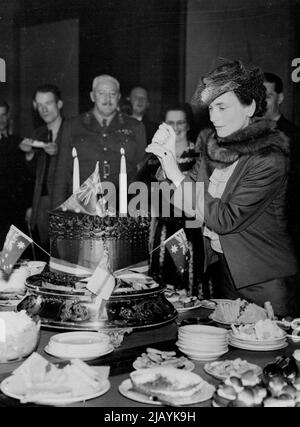 Duke et Duchesse de Gloucester visitent le Club de Boomerang australien - la Duchesse de Gloucester coupe le gâteau du deuxième anniversaire. Le duc et la duchesse de Gloucester ont visité le club australien de Booherang à Londres, à l'occasion de son deuxième anniversaire. 05 septembre 1951. Banque D'Images