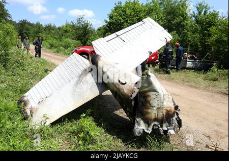 Brocanac, Croatie. 1st juin 2022. (220601) -- BROCANAC (CROATIE), 1 juin 2022 (Xinhua) -- les pompiers se préparent à enlever l'épave d'un petit avion écrasé près de Brocanac, dans le centre de la Croatie, sur 1 juin 2022. L'avion s'est écrasé dans une zone montagneuse il y a trois jours et son épave a été trouvée dans le hameau de Brocanac. (Kristina Stedul Fabac/PIXSELL via Xinhua) Credit: Xinhua/Alay Live News Banque D'Images