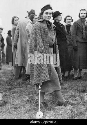 Les Royal Scots Grays tiennent leur course point-à-point pour la coupe sportive, sur un parcours dans le pays du Quorn, près de Hoby, Leicestershire. La duchesse de Gloucester voit la fin de la course. 07 février 1938. (Photo de Sport & General Press Agency Limited). Banque D'Images