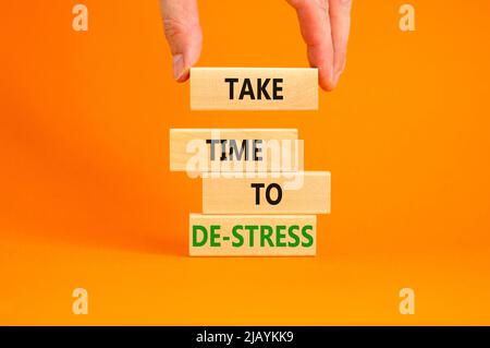 Prenez le temps de déstresser le symbole. Les mots de concept prennent le temps de déstresser sur les blocs de bois. Belle table orange fond orange. Affaires psychologiques Banque D'Images