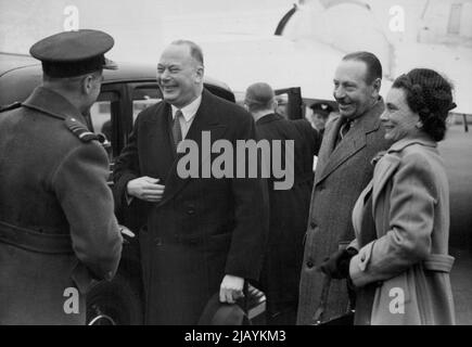 Duke part sur la mission de King -- le duc de Gloucester (au centre) sourit alors qu'il discute avec le maréchal de l'air Sir Brian Baker avant le départ de l'aéroport de London aujourd'hui. On y regarde la duchesse et Sir John d'Albiac, commandant de l'aéroport de Londres. Portant avec lui la Charte du Roi conférant le statut de ville sur la ville de Nairobi, capitale de la colonie du Kenya, le duc de Gloucester a quitté l'aéroport de Londres dans un avion du King's Flight aujourd'hui (samedi). Il était accompagné de la duchesse de Gloucester. Sur leur a été Nairobi, où ils ont un programme lourd d'engagements publics à accomplir, le Duc A. Banque D'Images