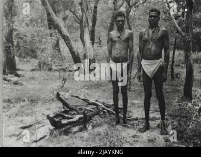 Les frères autochtones Magaqui et Bunumer, qui ont été commis pour procès après avoir assassiné un autre membre de leur tribu. À la Cour de Darwin, le gendarme John Gordon du territoire du Nord a allégué que les hommes avaient admis avoir assermentation l'aborigène. 21 février 1948. Banque D'Images