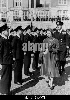 La princesse Margaret visite le Dartmouth College -- la princesse Margaret inspecte les cadets lors d'une visite au Royal Naval College, Darthmouth. 03 avril 1951. (Photo de Planet News). Banque D'Images