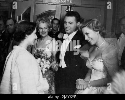 Royal Variety Show au Palladium - dans le hall après le spectacle, la princesse Margaret parle avec Dinah Shore, tandis qu'Allan Jones et Gracie Fields regardent. 13 novembre 1950. (Photo par Daily Mail Contract Picture). Banque D'Images