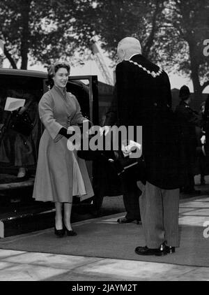 La princesse Margaret ouvre Un bloc de Flats -- la princesse Margaret est accueillie par le maire de Westminster à son arrivée au jour le jour. C'était le jour de D-for-Duster dans un bloc d'appartements à Westminster cet après-midi. La princesse Margaret a ouvert trois nouveaux blocs d'appartements qui surplombent la Tamise. 22 octobre 1953. (Photo de Paul Popper). Banque D'Images