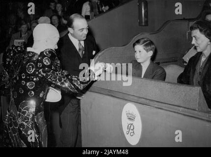 La duchesse de Kent et les enfants rencontrent le clown de cirque -- Percy Huxter, le clown, discute avec le prince Michael et la duchesse de Kent avec Clown à Olympia aujourd'hui. Le prince ou le coroner sont enchantés par la « bague de protection ». On n'a trouvé aucun spectateur plus apprécié que le prince Michael, le prince Edward Duc de Kent ou la princesse Alexandra, qui sont tous allés avec leur mère, la duchesse de Kent aujourd'hui (mercredi) pour voir le cirque Bertram Mills à Olympia, Londres. 29 décembre 1948. (Photo de Reuterphoto). Banque D'Images