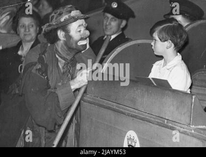 Le Clown Hobo et le petit prince -- une occasion où un Clown Hobo peut regarder un prince. Kelly le clown et le jeune prince Michael fournissent une étude d'expression. H.R.H. la duchesse de Kent a visité aujourd'hui le cirque d'Olympia à Londres, parlant avec son prince Edward, le prince Michael et un petit groupe de leurs jeunes amis. Ils ont tous beaucoup apprécié le spectacle, surtout quand les clowns ont donné leur attention à leurs visiteurs distingués. 10 janvier 1947. (Photo de Fox photos) Banque D'Images