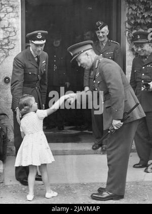 La princesse Alexandra est reçue par le brigadier-général P.J. Montague. Le duc de Kent est également vu. Le duc de Kent, accompagné de ses enfants le Prince Edward et la princesse Alexandra, rend visite à des blessés canadiens à un hôpital canadien. 12 novembre 1940. (Photo de London News Agency photos Ltd.) Banque D'Images