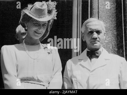 Duchesse de Kent rencontre Discoverer de la pénicilline -- la Duchesse de Kent avec Sir Alexander Fleming, découvreur de la pénicilline, à l'hôpital St. Mary's, Paddington. HRH la duchesse de Kent, présidente de l'Alexandra Rose Day Fund, a visité plusieurs centres de vente à Londres. 20 juin 1944. (Photo par Planet). Banque D'Images