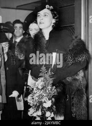 Duchesse de Kent assiste au Festival de la Jeunesse dans l'est de Londres -- la Duchesse de Kent avec son bouquet quand elle est arrivée à la salle. La duchesse de Kent a assisté au Festival de la Jeunesse organisé au East India Hall, Poplar, East End de Londres, et a assisté à un spectacle de fitness. 8 décembre 1938. Banque D'Images