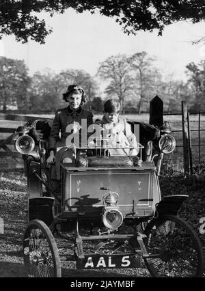 Duchesse des enfants de Kent essayez un Old Crock' -- le prince Michael prend le volant d'un ancien 1899 Benz, avec sa sœur, la princesse Alexandra, comme passager, près de leur domicile à Coppins, Iver, Bucks. La 3½ voiture de puissance de cheval dans laquelle la duchesse des enfants de Kent sont intéressés a participé à l'automobile royale annuelle ***** Voiture de vétéran de Londres à ***** Le dimanche 17 novembre. Bien que 'jeu', il n'a pas réussi le cours. 19 novembre 1946. (Photo par photo de presse associée). Banque D'Images