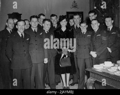 Duchesse de Kent à l'anniversaire de Boomerang Club à Londres -- la duchesse de Kent avec des membres de la Royal Australian Air Force pendant sa visite. La duchesse de Kent a assisté aux célébrations du premier anniversaire au Boomerang Club, Australia House, Londres. Le Club est ouvert à tous les membres des Forces australiennes en Grande-Bretagne. 31 mars 1943. Banque D'Images