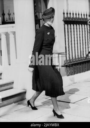 Duchesse de Kent pays visite shopping à Londres - la Duchesse de Kent, portant un chapeau de paille noir et une jupe plissée, laissant sa maison de Londres au 3, Belgrave Square, pour poursuivre son expédition shopping. La duchesse de Kant a fait une brève visite à Londres pour faire du shopping et est ensuite retournée aux Coppins , Iver, Buckinghamshire, pour rejoindre le duc et les enfants. 19 septembre 1938. Banque D'Images