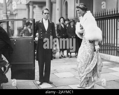 La duchesse de Kent assiste à l'ouverture du Parlement par l'État -- la duchesse de Kent quitte Belgrave Square, Londres, W., pour que Westminster assiste à l'ouverture du Parlement aujourd'hui. La duchesse de Kent a assisté aujourd'hui à l'ouverture de la nouvelle session du Parlement par le Roi. 26 octobre 1937. (Photo de Totopique Press). Banque D'Images