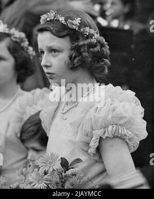 Invités royaux à St. Margaret's Wedding -- Un charmant gros plan de S.A.R. la princesse Alexandra de Kent - demoiselle d'honneur à ce mariage de l'après-midi à St. Margaret's, Westminster. Des membres de la famille royale étaient présents mardi à St. Margaret's, Westminster, lorsque Mlle Myra Wernher, fille de Sir Harold et de Lady Zia Wernher de Thorpe Lubehham Hall, Market Narboroug, était mariée au major David Butter, M. C., les gardes écossais. La princesse Alexandra de Kent et son jeune frère, le prince Michael, étaient présents à la mariée. 05 novembre 1946. Banque D'Images