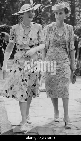 La duchesse de Kent assiste à la fête du jardin -- la duchesse de Kent a assisté cet après-midi à la fête du jardin organisée par Lady Zia Wernher à Someries House, Regent's Park, dans le cadre d'un marché de Noël qui se tiendra à Seymour Hall le 22 novembre prochain en aide de ***** Fonds de l'hôpital universitaire. La duchesse de Kent marchant avec Lady Zia Wernher, à l'arrivée à la fête. 4 juillet 1939. (Photo de Keystone). Banque D'Images